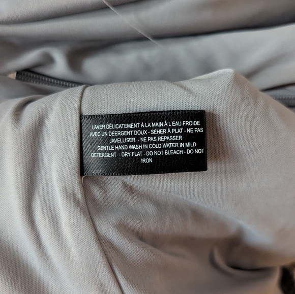 ICONE silver sequin turtleneck shirt w/hidden half zip in back, Sz S - VGUC - Picture 4 of 5